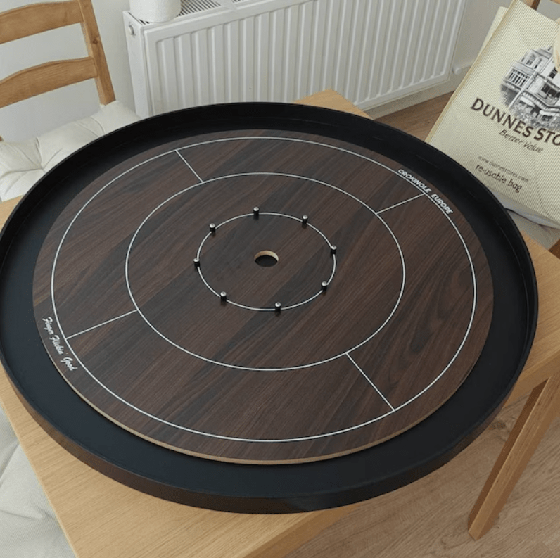 Crokinole Bordspel - Toernooibord + 26 Schijven + Carrom Poeder - Officiële Afmetingen - Strategisch Spel voor Jong en Oud - Koop Crokinole